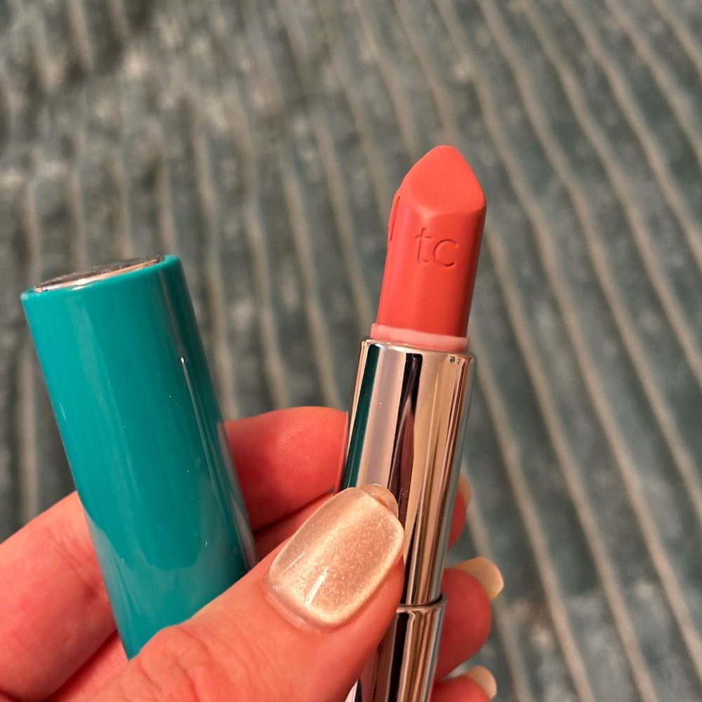 Thrive Causemetics impact full smoothing lipstick. In shade Karissa.